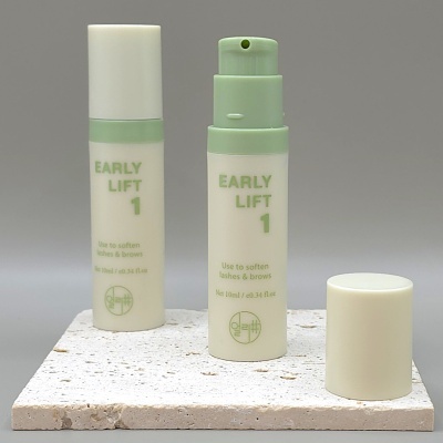 Dois frascos de cosmético EARLY LIFT 1 com texto e detalhes verdes sobre placa de pedra branca.