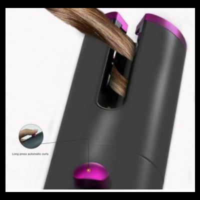 Modelador automático de cabelo preto e roxo com cabelo enrolado