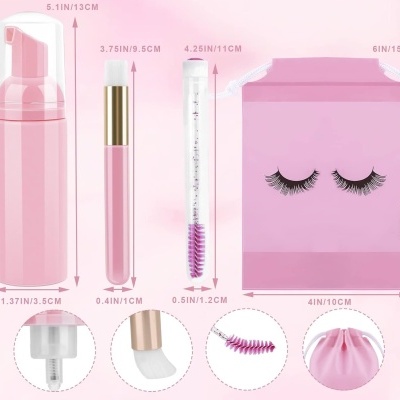 Conjunto de produtos de beleza cor-de-rosa com estojo e bolsa