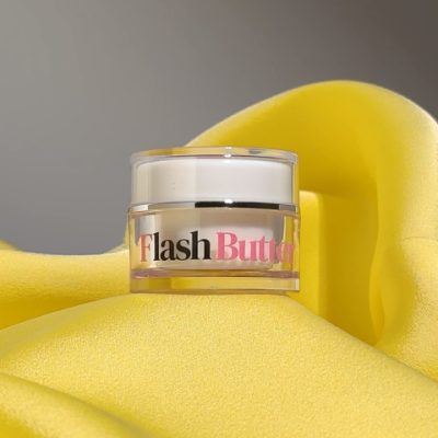 recipiente de creme Flash Butter sobre tecido amarelo
