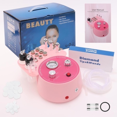 Aparelho rosa para microdermoabrasão com acessórios e embalagem em fundo branco