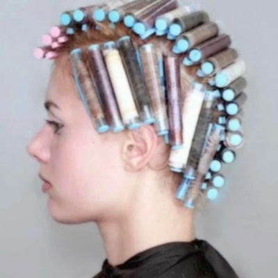 Pessoas com cabelo enrolado em bobes coloridos