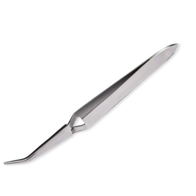 Pinça metálica prateada com ponta curva