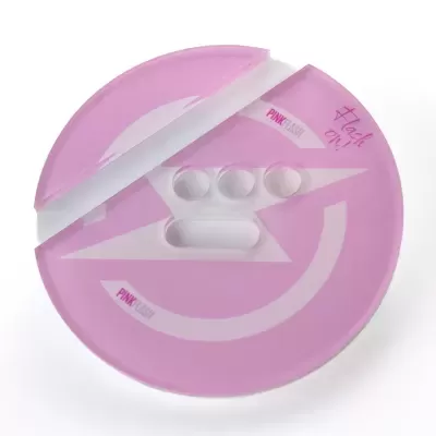 Conjunto de prato e travessa partida em cerâmica rosa e branca com texto 'PINK' e 'Flash on'