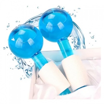 Instrumentos médicos de vidro azul com base branca sobre tecido branco