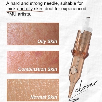 Agulha para maquilhagem permanente em plástico castanho translúcido com texto em inglês sobre tipos de pele num fundo branco texturizado.