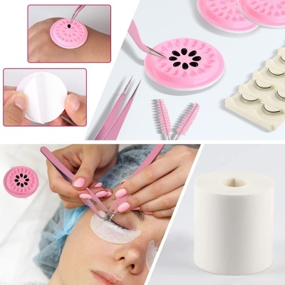 Acessórios para extensão de pestanas e cuidados faciais em tons rosa e branco.