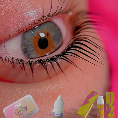 Olho com pestanas e produtos cosméticos coloridos em frente