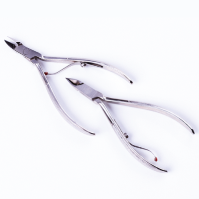 Dois alicates de manicure em metal prateado sobre fundo branco