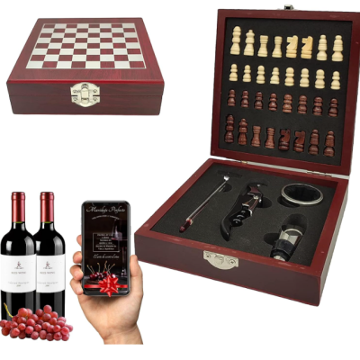 Conjunto de xadrez em caixa de madeira, acessórios para vinho, duas garrafas de vinho tinto, uvas e caixa de chocolates