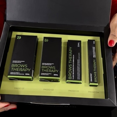Conjunto de produtos BROWS THERAPY para sobrancelhas em embalagem preta organizada