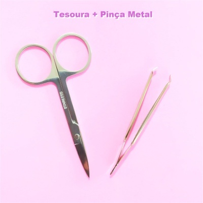 Tesoura metálica e pinças metálicas sobre fundo rosa com texto