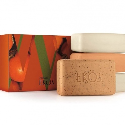 Três sabonetes sólidos ao lado de caixa laranja com marca natura EKOS