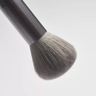 Pincel de maquilhagem com cerdas cinzentas e cabo preto