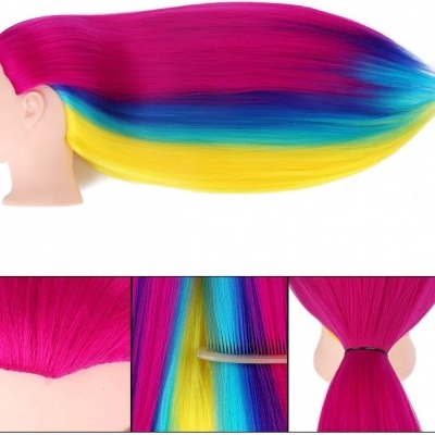 Cabeça de manequim com cabelo longo multicolorido para prática de penteados