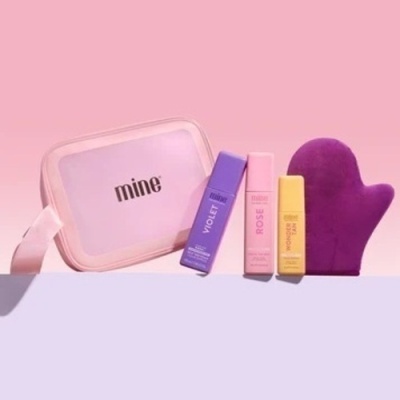 Bolsa transparente rosa com três caixas coloridas e uma luva de banho roxa