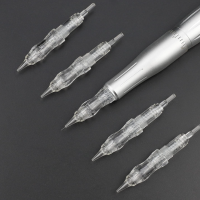 Caneta prateada com cinco cartuchos transparentes de ponta fina sobre fundo preto