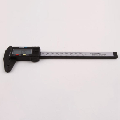 Paquímetro digital eletrónico preto com visor LCD e escala métrica