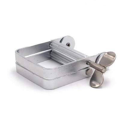 Cortador de legumes metálico com lâmina ondulada e manivela