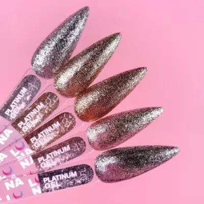 Amostras de verniz gel glitter metalizado em unhas postiças stiletto