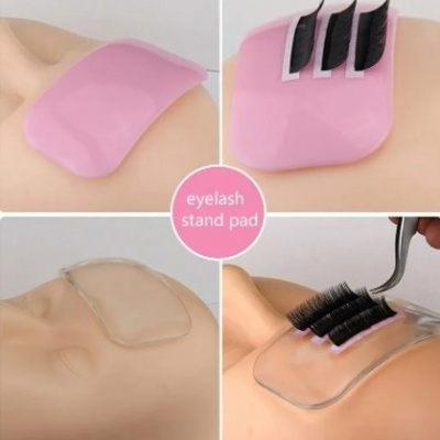 Almofadas de suporte para pestanas em silicone rosa e transparente, colocadas em modelos de rosto.