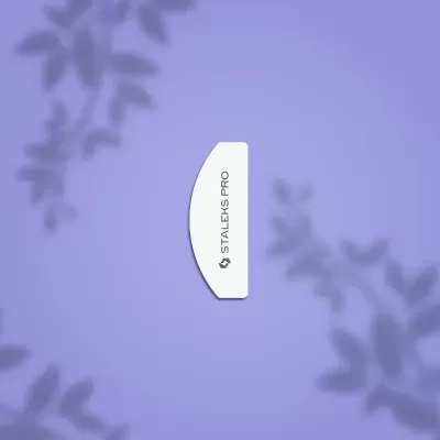 Produto branco semicircular STALEKS PRO sobre fundo roxo com sombras de folhas