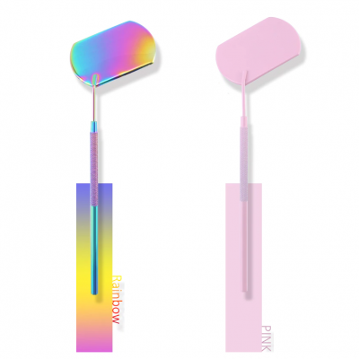 Dois espelhos para cavilhas de orelha, um colorido em arco-íris e outro rosa, com pegas metálicas texturadas.