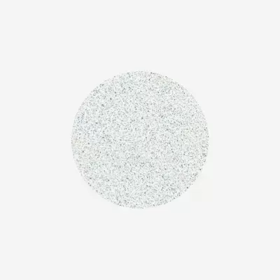 Tapete redondo com padrão pontilhado colorido sobre fundo branco