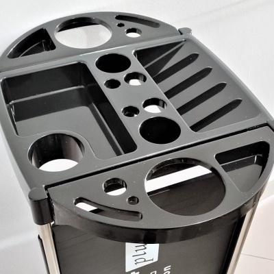 Organizador de plástico preto com vários compartimentos em estrutura metálica