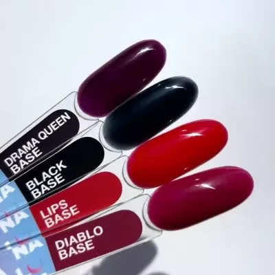 Amostras de verniz para unhas em plástico transparente com quatro cores diferentes e rótulos