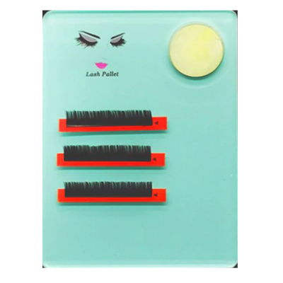 Palete para pestanas com base azul e três tiras vermelhas com pestanas pretas