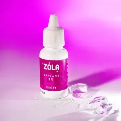 Frasco pequeno de oxidante Zola 3% com cristais transparentes ao lado