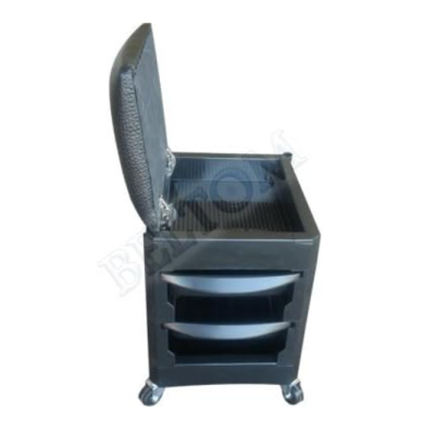 Carrinho preto com tampo acolchoado aberto e duas gavetas em fundo branco