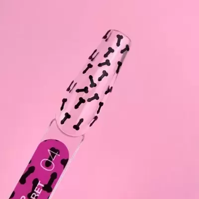 Lima de unhas de vidro transparente com padrão de ossos pretos e texto TOP SECRET 04