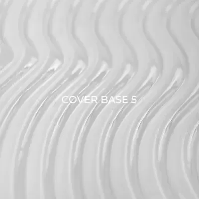 Superfície ondulada branca com texto COVER BASE 5