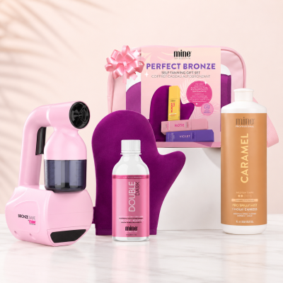 Kit de bronzeamento mine com pulverizador rosa, luva roxa, garrafa DOUBLE DARK e frasco CARAMELO, com embalagem rosa PERFECT BRONZE