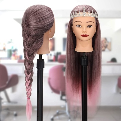 Duas cabeças de manequim com cabelo castanho acinzentado a rosa, uma com trança e outra com cabelo liso e coroa