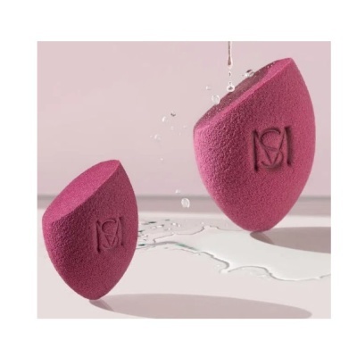 Duas esponjas de maquilhagem rosas com gotas de água