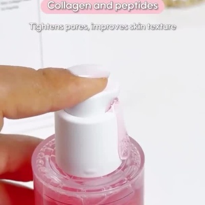 Sérum Biodance Pore Perfecting Collagen Peptide aplicado na pele com texto a destacar benefícios