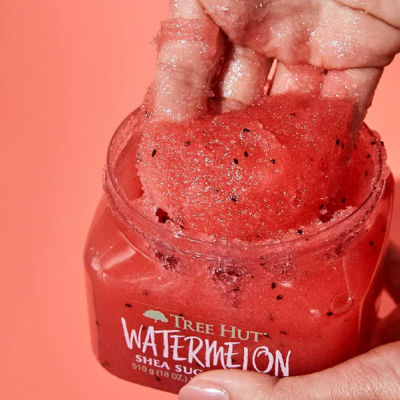 Esfoliante corporal vermelho com sementes pretas em frasco transparente da Tree Hut Watermelon Shea Sugar