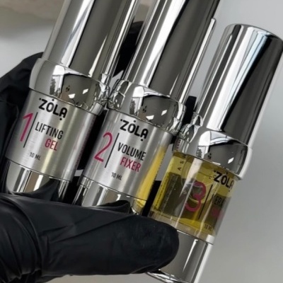 Três frascos pequenos de produtos cosméticos com tampas prateadas e rótulos ZOLA
