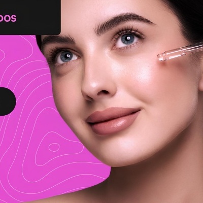 Mulher aplicando produto facial com pipeta em fundo rosa com texto promocional.