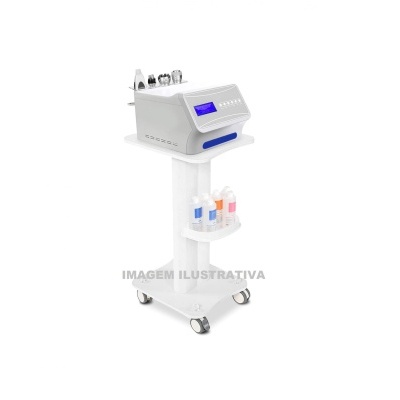Equipamento eletrónico branco com ecrã azul em suporte com rodas e frascos coloridos.