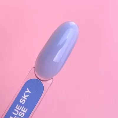 Amostra de verniz azul clara sobre fundo cor de rosa