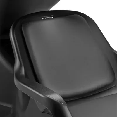 Cadeira preta com almofada no encosto e braços curvos