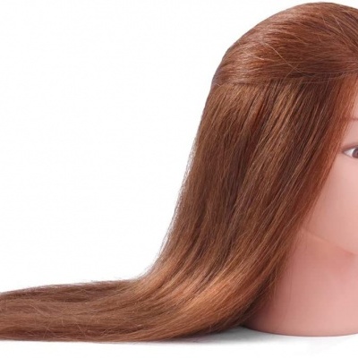 Cabeça de manequim feminina com cabelo castanho comprido sobre fundo branco