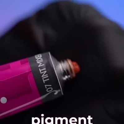 Mulher segurando tubos de tinta Zola e demonstração da tinta e mistura