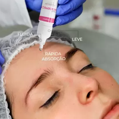 Aplicação de creme MESOEFECT na testa de pessoa em ambiente clínico.