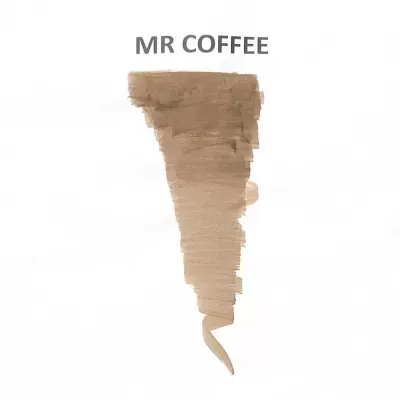Texto 'MR COFFEE' em fundo branco com mancha castanha vertical