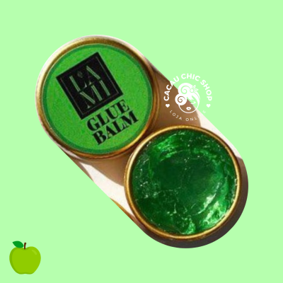 Embalagem redonda dourada com bálsamo adesivo verde e tampa com texto PRETTY GLUE BALM